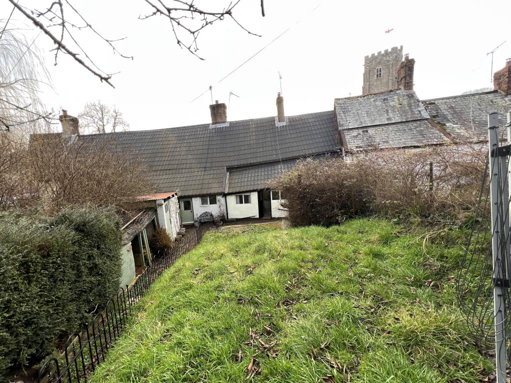 Lot: 124 - COTTAGE FOR REFURBISHMENT IN VILLAGE LOCATION - 